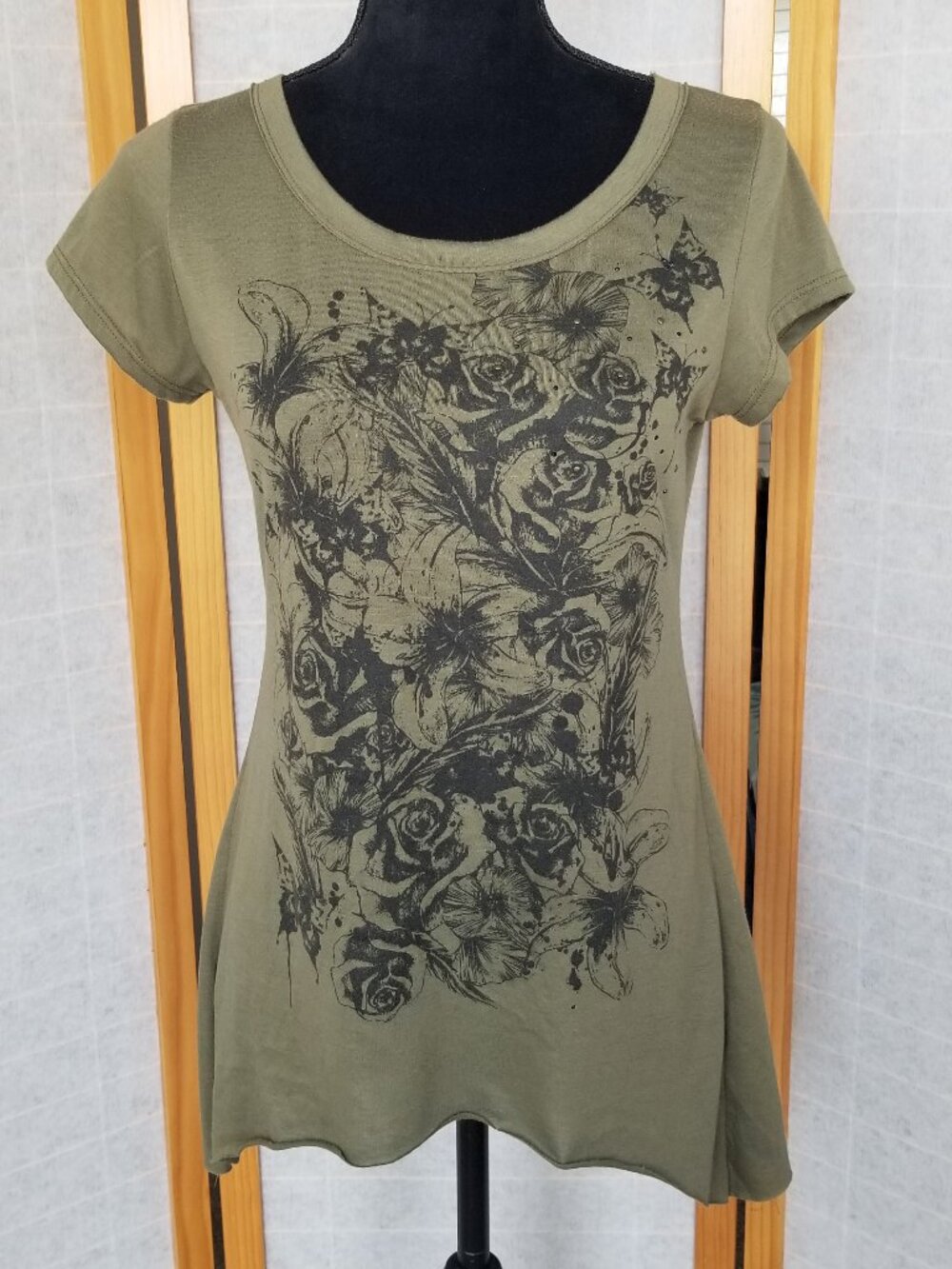 Romeo & Juliet Couture Tattoo Art T-Shirt Green Black Grunge Ruffle Back Medium